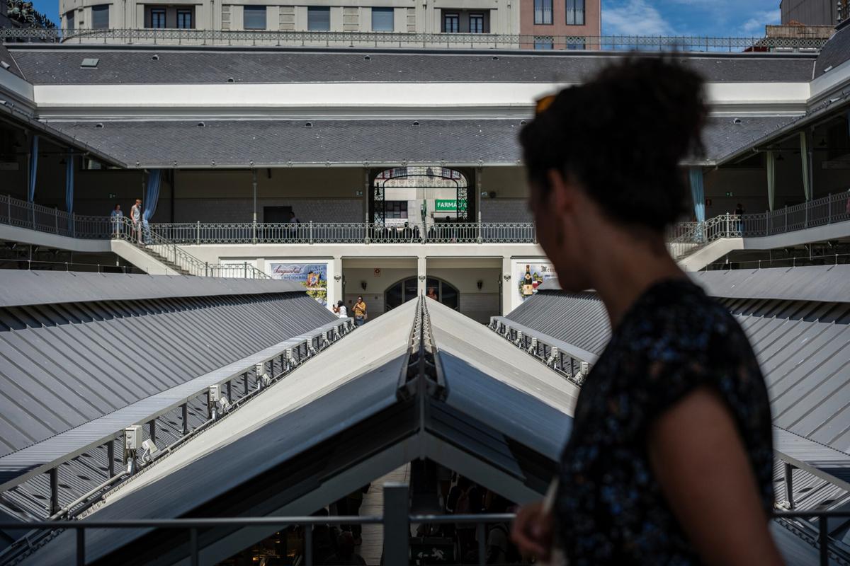 As dez candidatas a Palavra do Ano são apregoadas, esta quinta-feira, 30 de novembro, por entre as bancas do Bolhão. Iniciativa tradicionalmente promovida pela Porto Editora vão pôr os votos nas mãos dos fregueses do mercado.