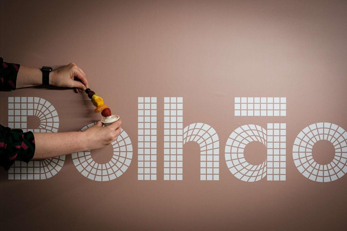 Espetadas de frutas com molho de iogurte